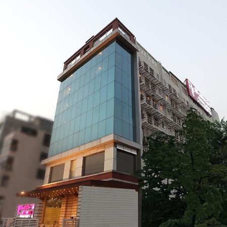 Regenta Central Noida Exterior foto
