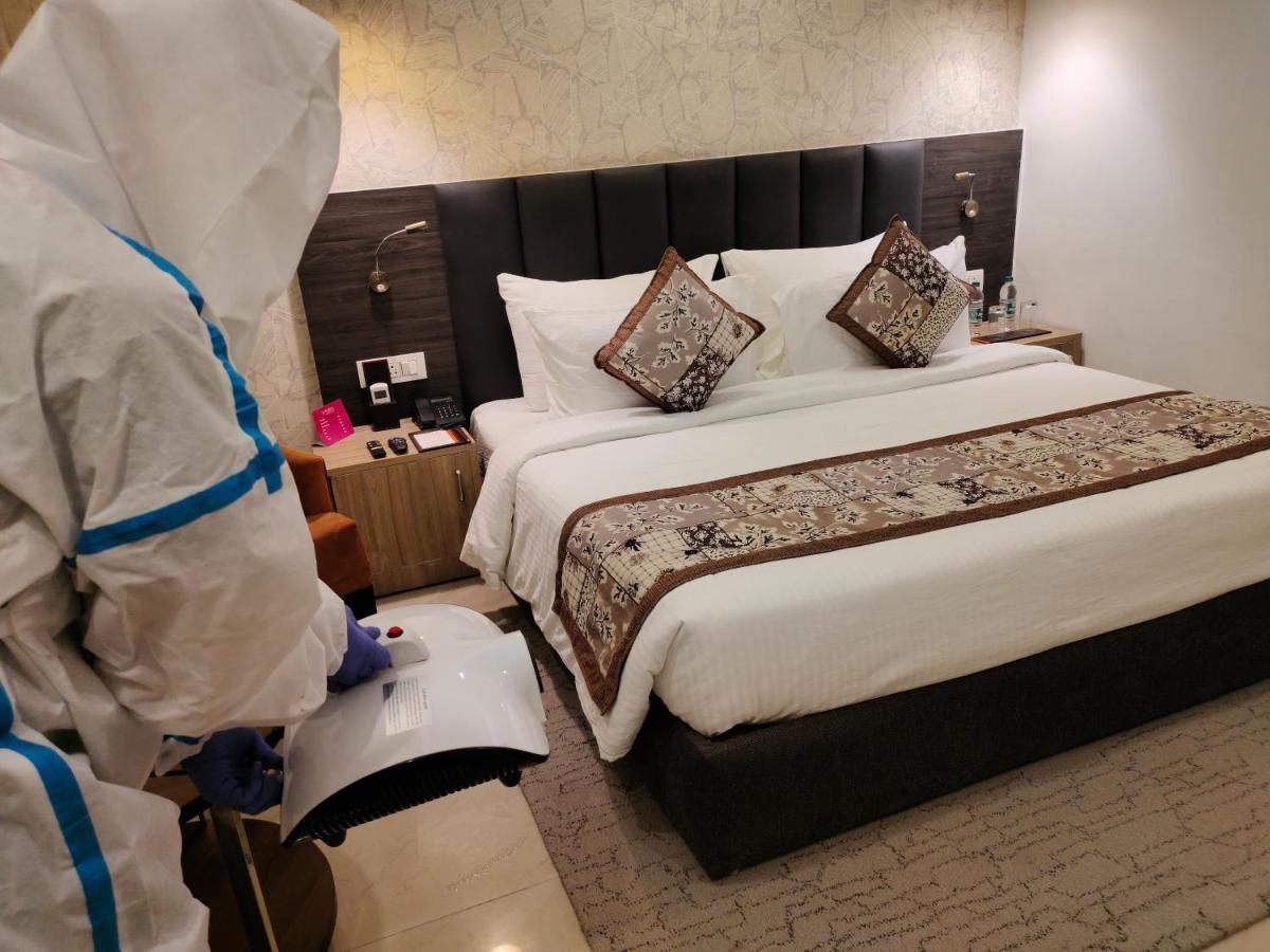 Regenta Central Noida Exterior foto