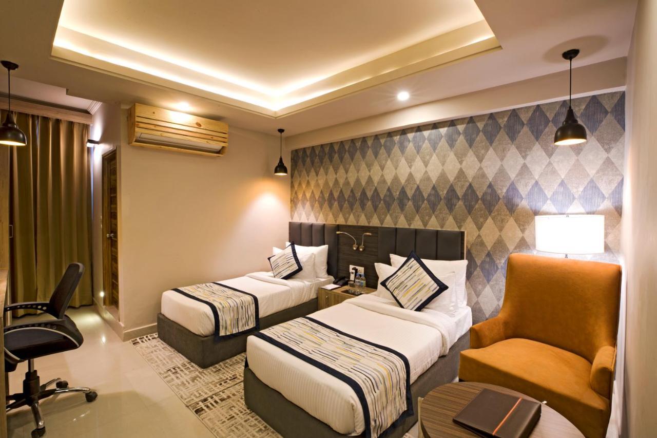 Regenta Central Noida Exterior foto