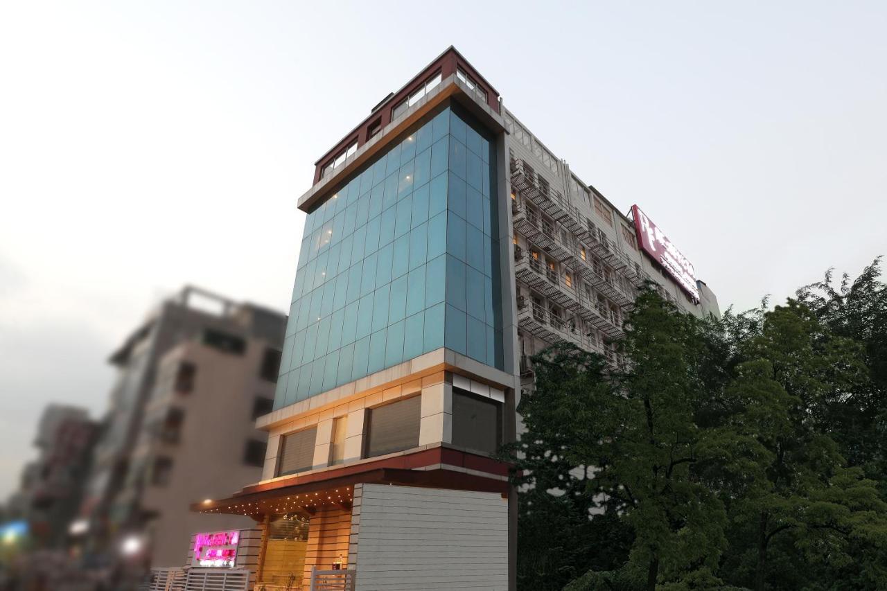 Regenta Central Noida Exterior foto