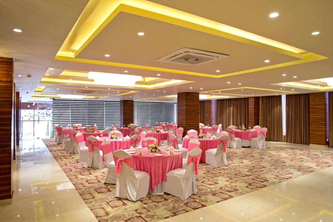 Regenta Central Noida Exterior foto