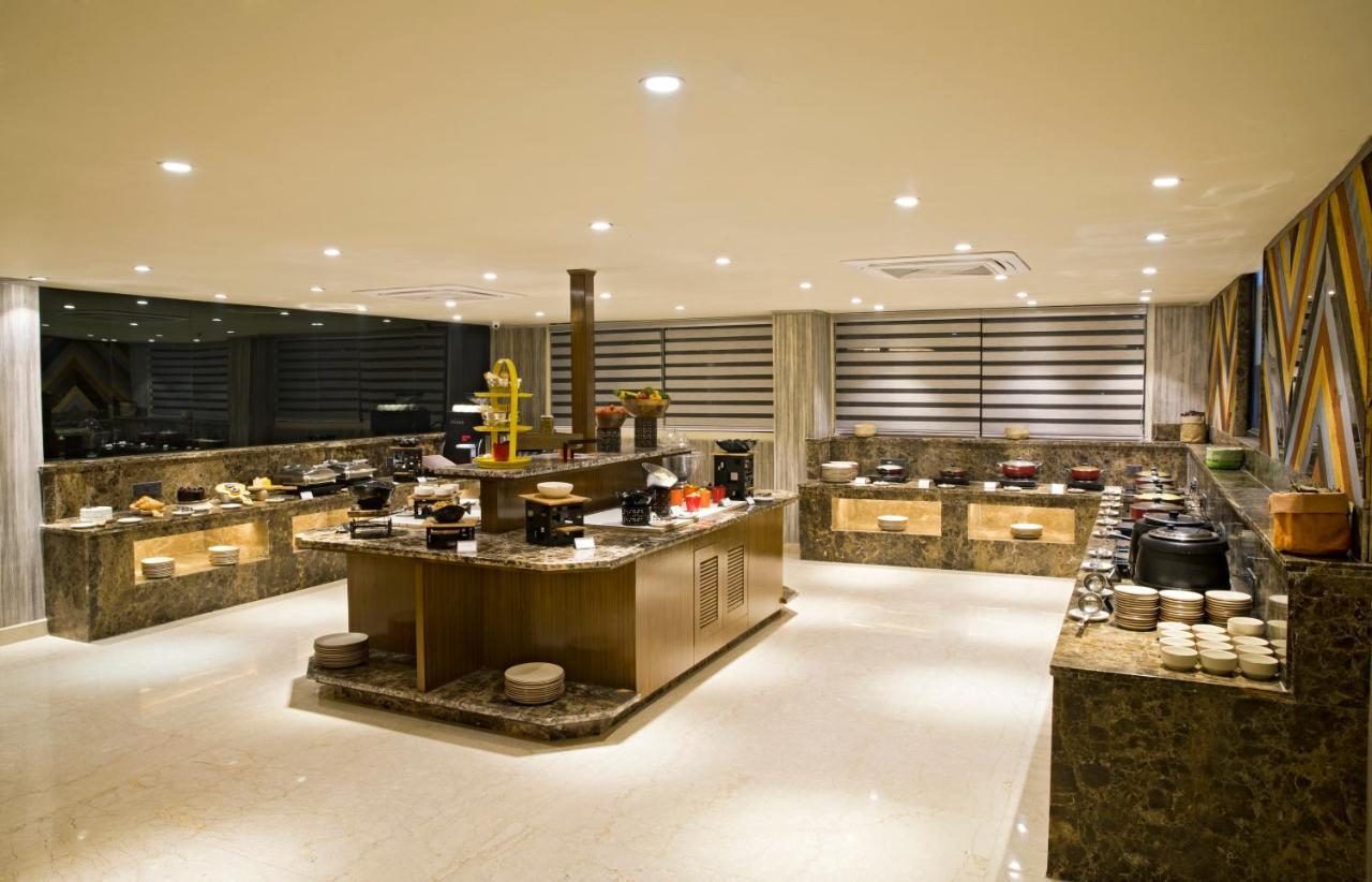 Regenta Central Noida Exterior foto