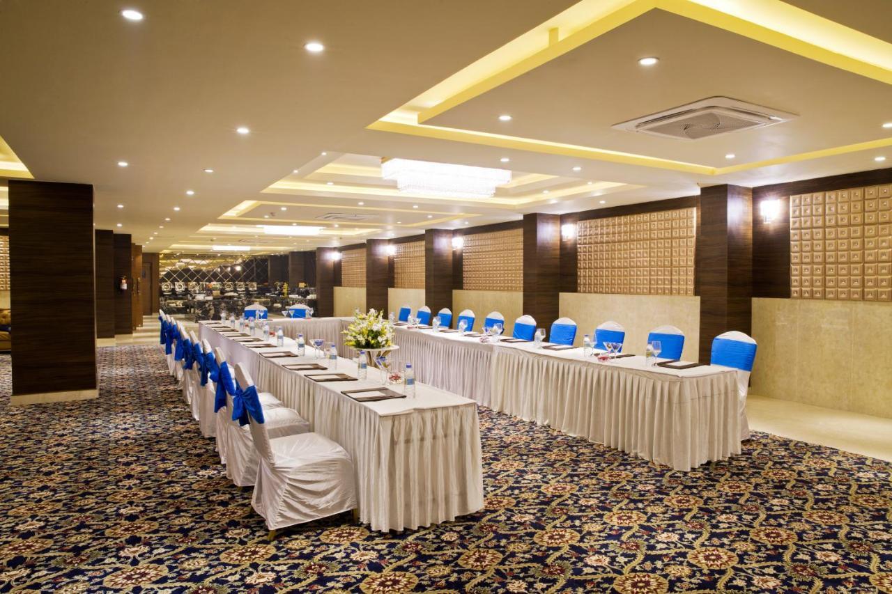 Regenta Central Noida Exterior foto