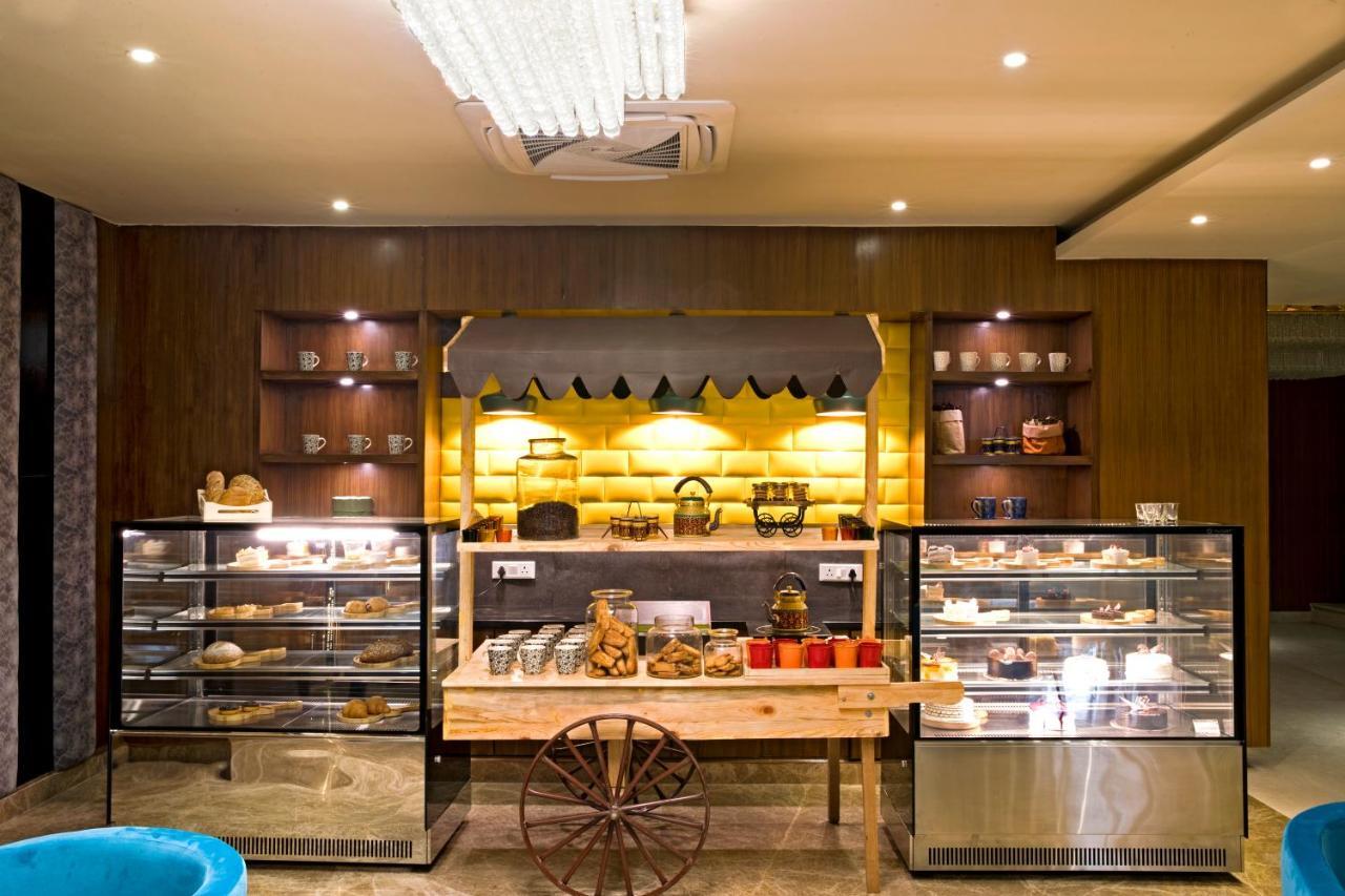 Regenta Central Noida Exterior foto
