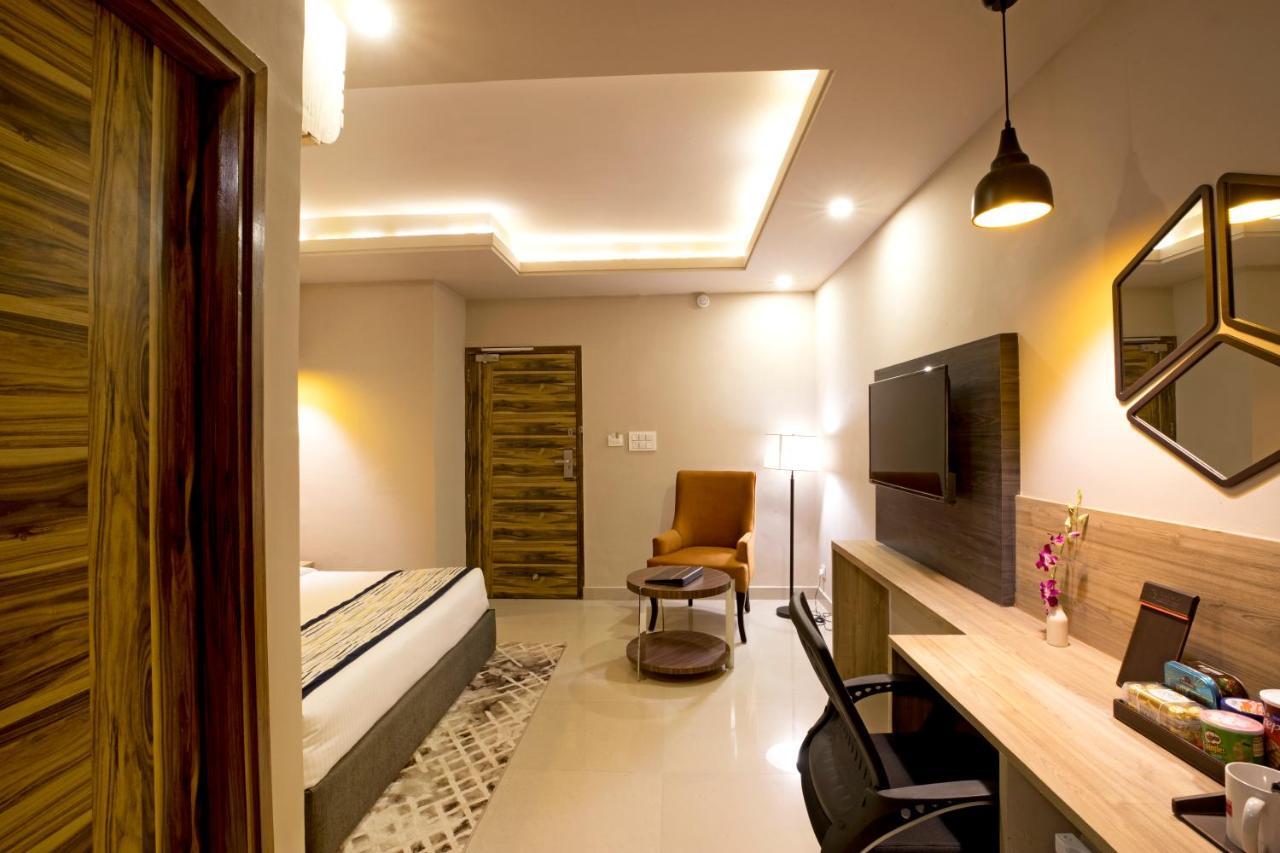 Regenta Central Noida Exterior foto