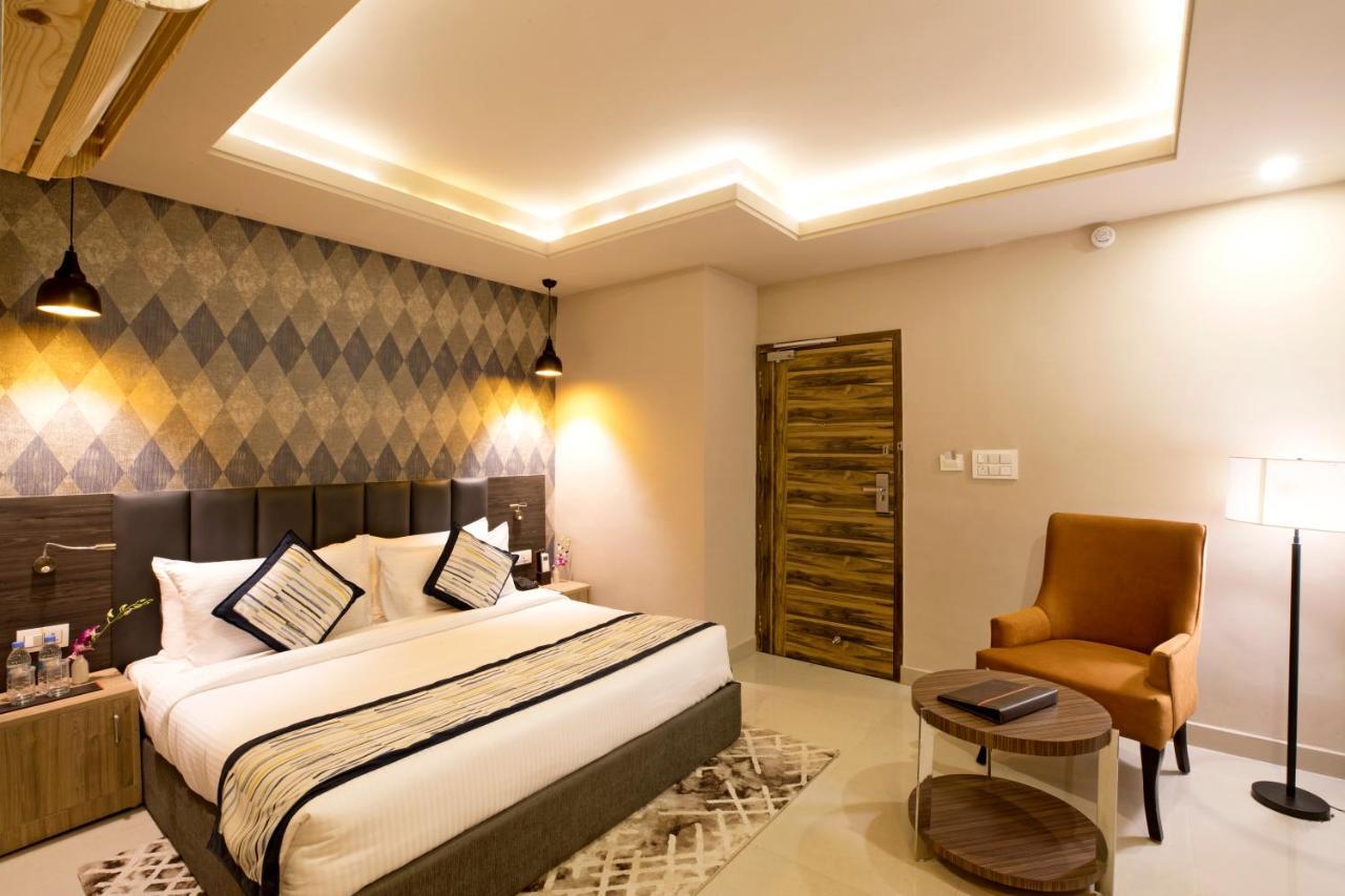 Regenta Central Noida Exterior foto