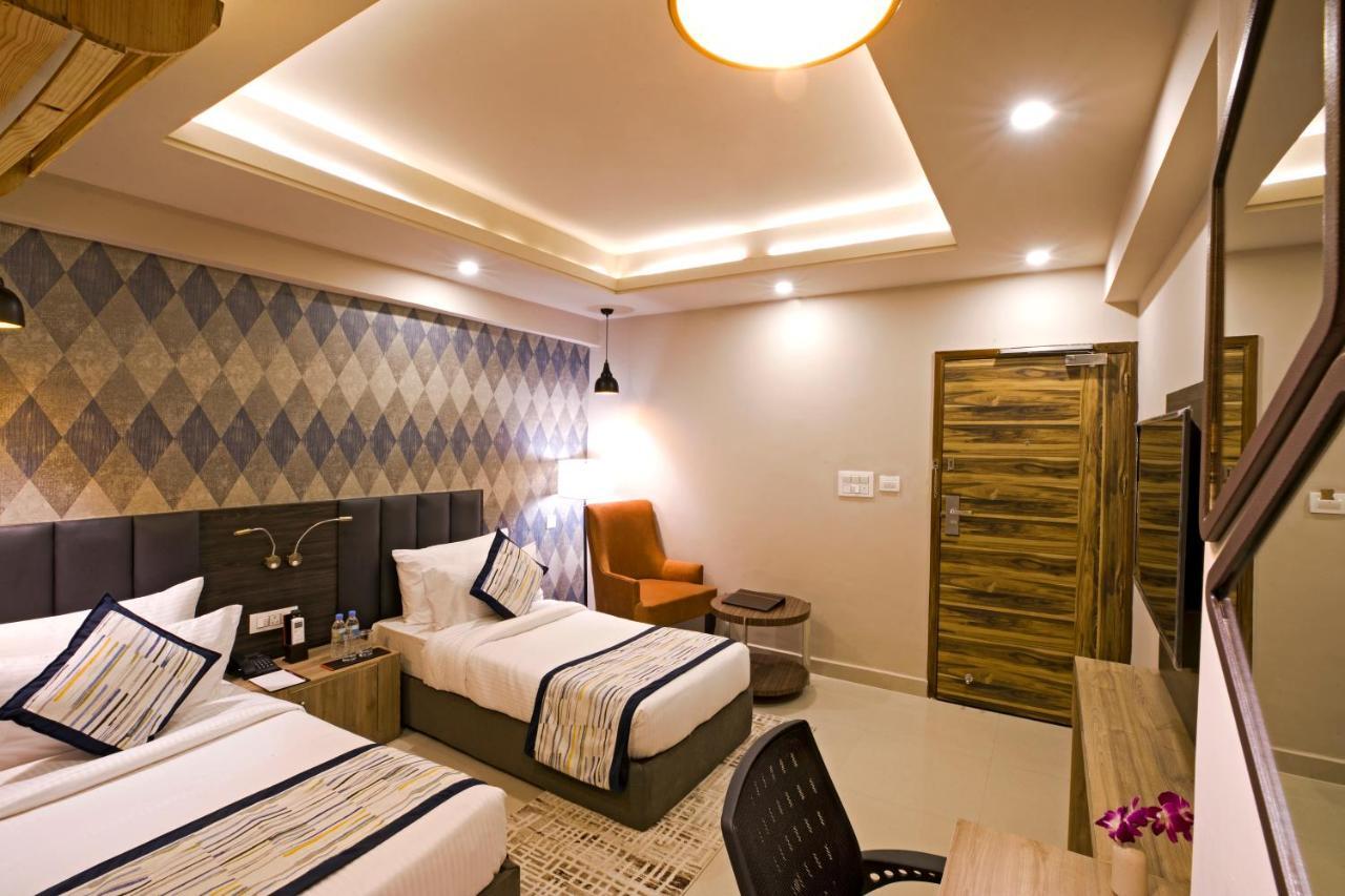 Regenta Central Noida Exterior foto